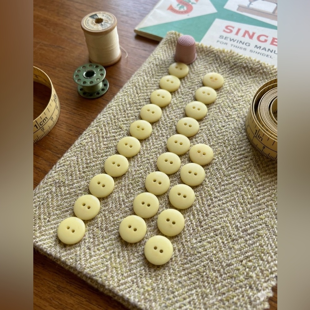 22 Vintage 18.5mm Butter Cream Domed Buttons 30L‎ Ligne Sew-Thru Sewing Lot